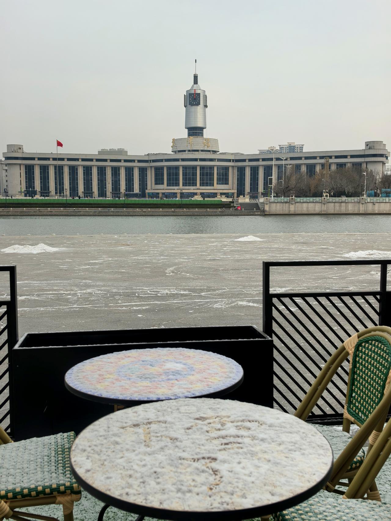 天津初雪。2025年12月12日，天津迎来今冬首场降雪。雪终究是下了的，可与人们