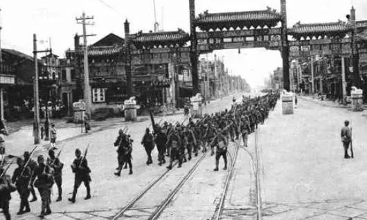 1937年，北平沦陷，日军全城搜捕29军官兵，汉奸局长助纣为虐，而户政局科长郝中