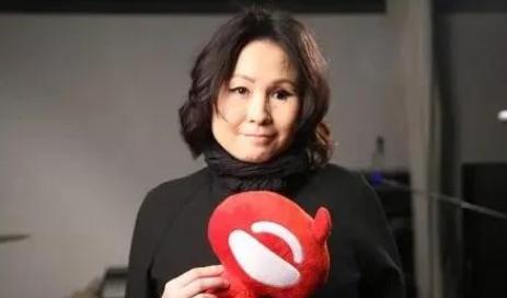 1993年北京夏夜的马克西姆酒吧，摇滚乐的嘶吼混着酒精味在空气里发酵。罗琦端