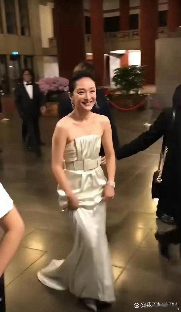 周迅生图状态太惊艳，完全看不出51岁，灵动俏皮依旧，岁月丝毫没磨灭她的灵气。