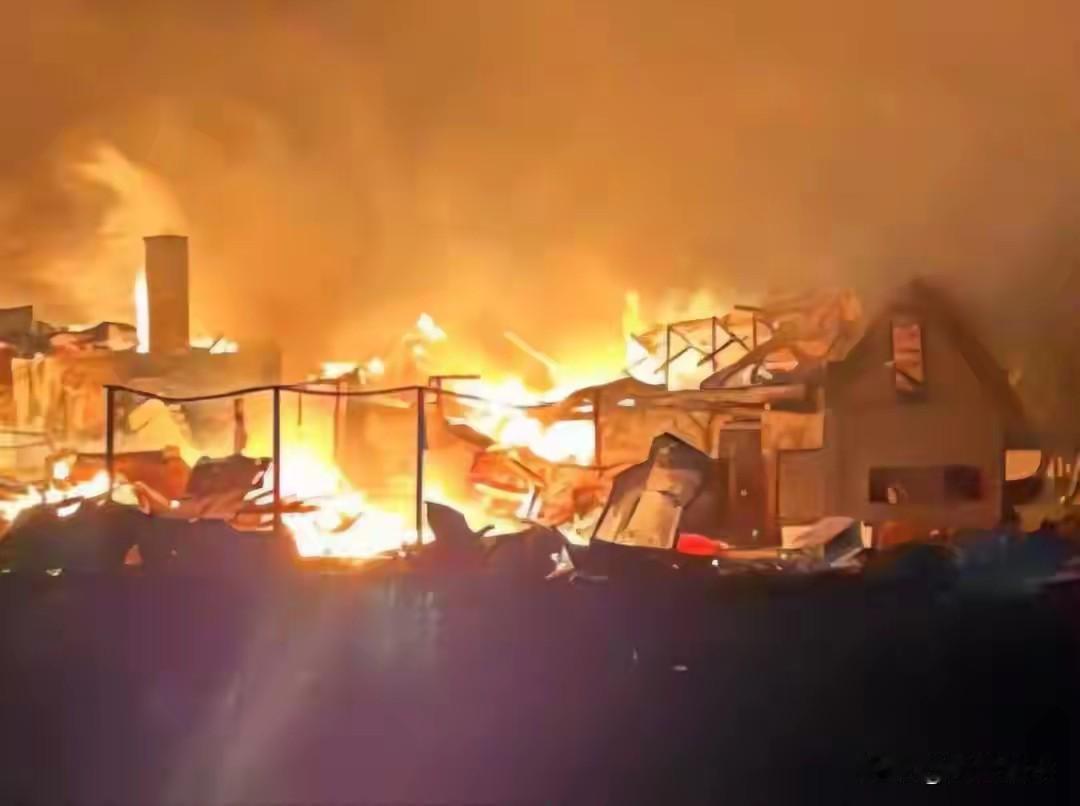 乌军精锐部队开大会授勋，一枚导弹从天而降，瞬间化为火海！11月4日，据基辅邮