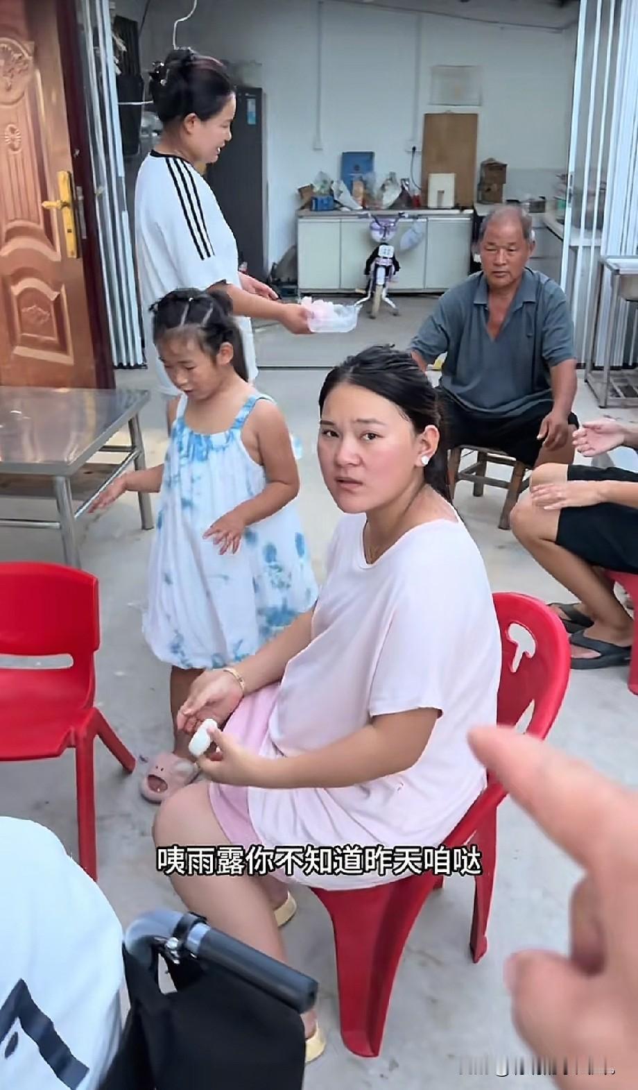 小故事！雨露回娘家来看望她的老父亲，正在那里和她嫂子聊天，这时半