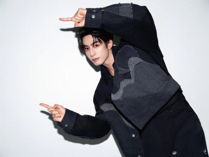 宋威龙扛住了格莱美运镜在动态镜头下状态超稳！利落的远推近拉和慢镜头特写，让他的