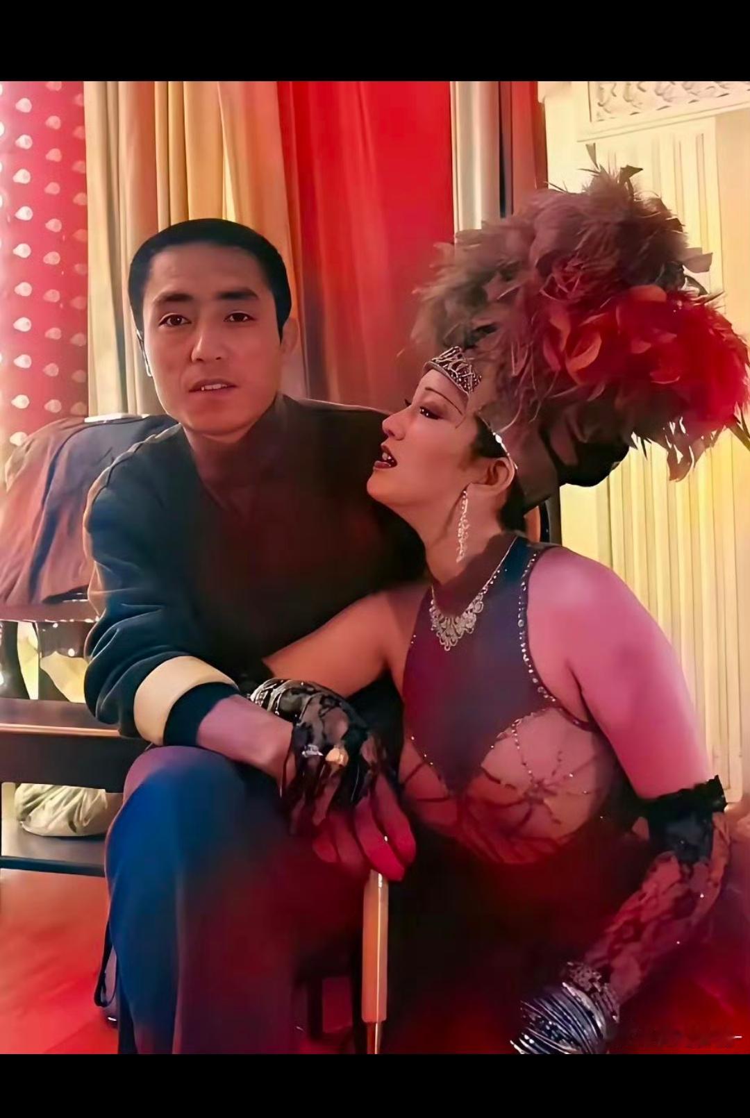 没想到那个年代张艺谋导演给巩俐设计的装扮那么时尚！！只是巩俐那个时候满眼满心都