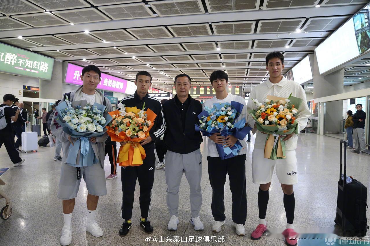 无论抢断、摆脱、直塞，还是被犯规后起身，依木兰的脸上似乎总挂着同一种表情：淡淡的