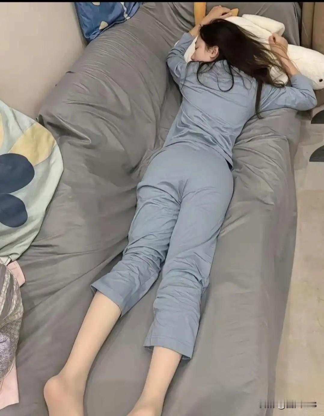 回家倒头就睡，太累了！该说不说，这身材还是出类拔萃的！