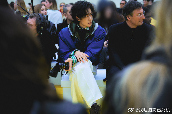 天然的王一博胜于一切秀场外的王一博秀场外的王一博，松弛矜贵，天然的王一博胜于一