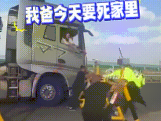 G7京新高速，7辆百吨王组团暴力闯卡，挖出的细节：1、这不是临时冲动闯卡，