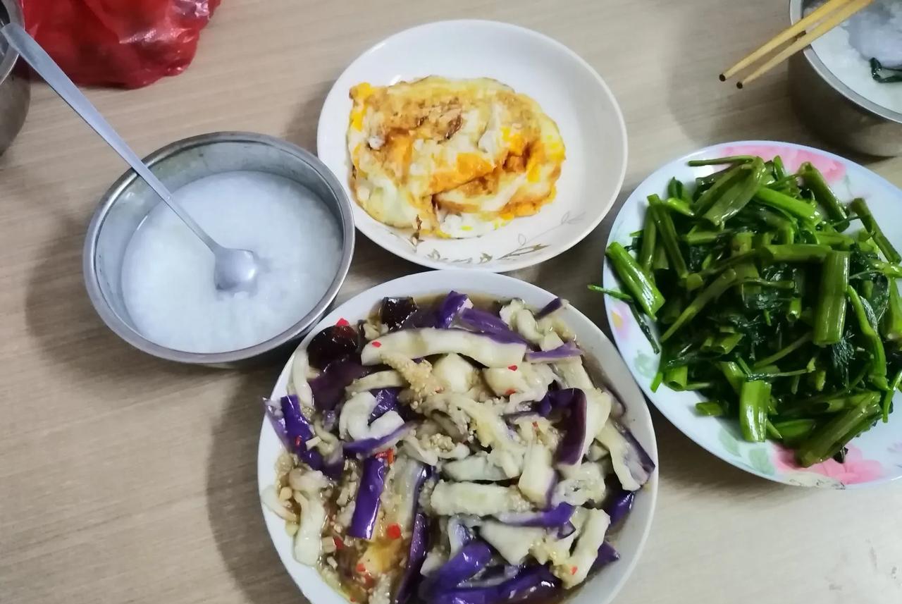 随便做的晚餐，孩子也吃得干干净净的，有个不扫兴的孩子，真好！今天天气实在是太热