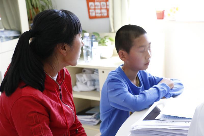 遗尿症男孩因频繁尿床不被同学待见