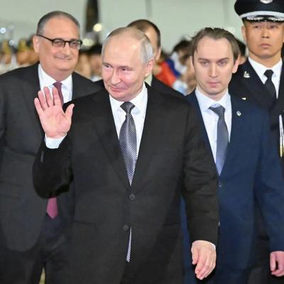 返程仅隔五天再度启程，刚归国就敲定访华行程，这次他将单独来华。近期的国际外交舞台