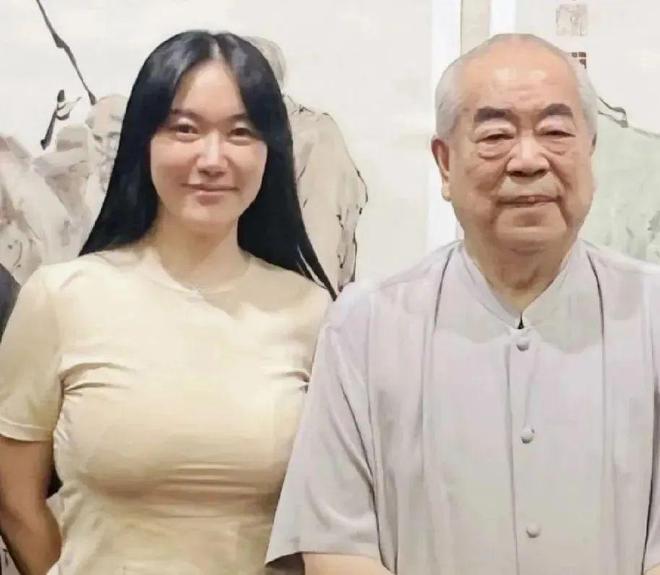 范曾的小娇妻终是母凭子贵，赢了所有人。继前一段时间，范晓蕙在网上寻找父亲后，