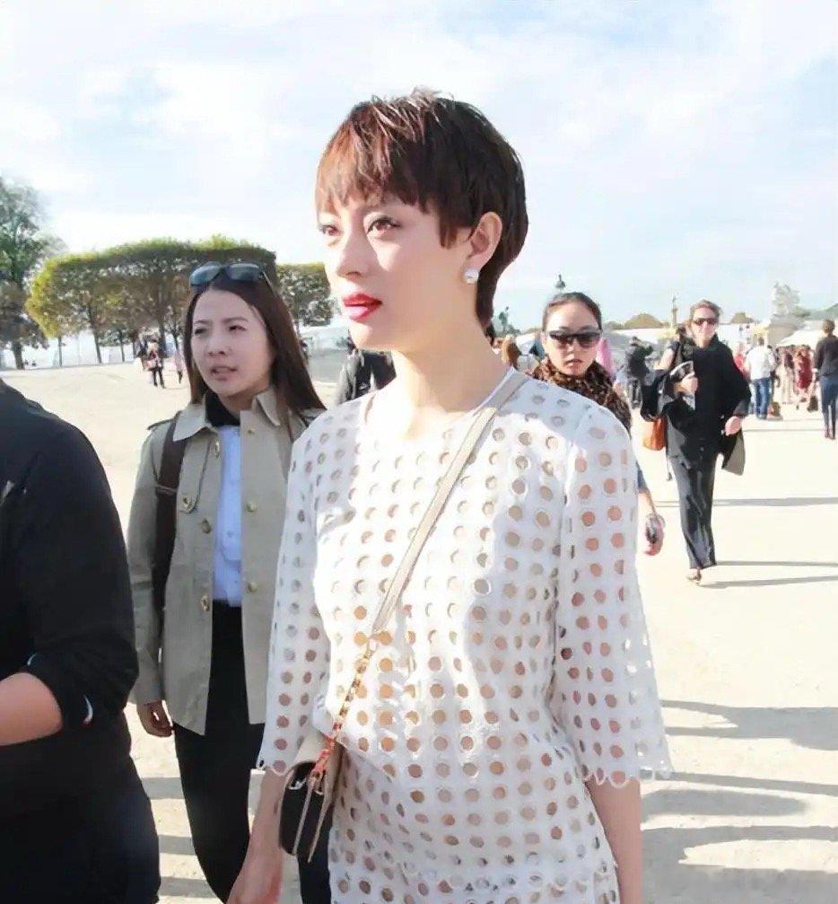 “邓超老婆孙俪”在国外又美出圈了，穿洞洞套装变时髦精，好高级​​​