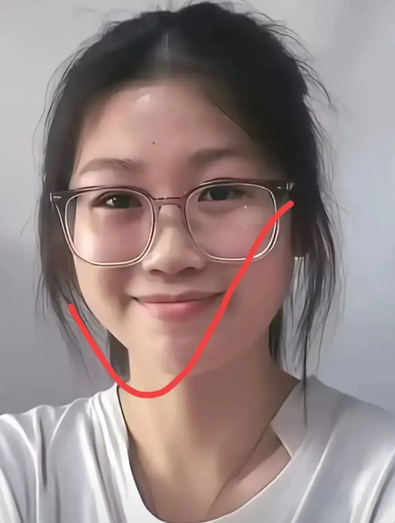 广西桂林的扁担女孩刘燕，因为走红网络，近日被媒体探访了她的真实身份。  原来刘