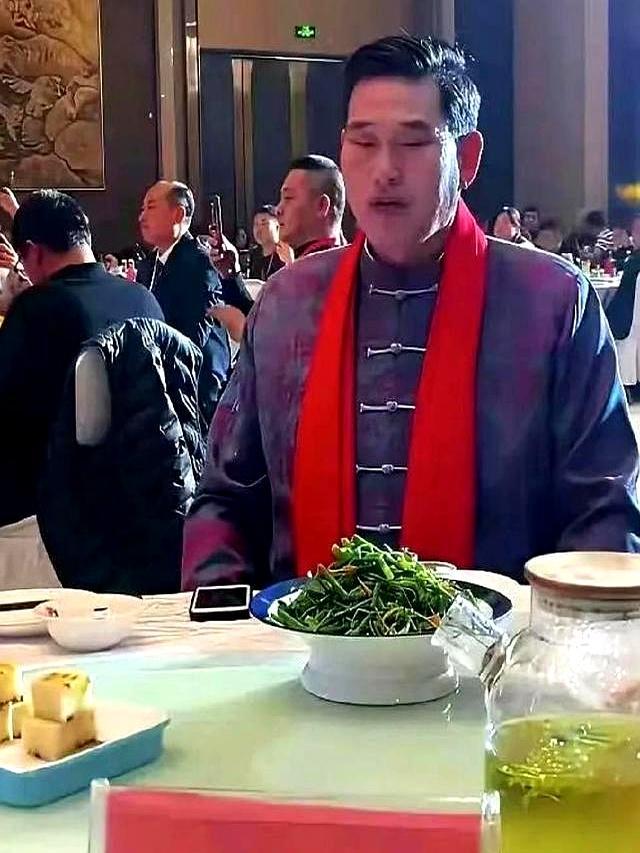 他拿了15万出场费，却在庆功宴上被晾在二号桌。没人敬酒，没人搭话，他埋头扒完一