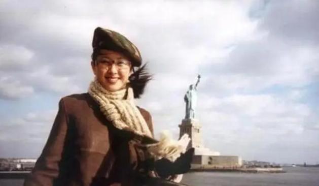 “中国头号悍匪”白宝山的妻子谢宗芬，2005年刑满出狱。她没有回四川老家，也没动