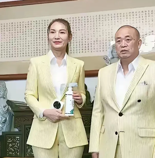 释永信又被扒出大瓜！据资深媒体人透露，早在07年，释永信就在郑州购置房产，包养大
