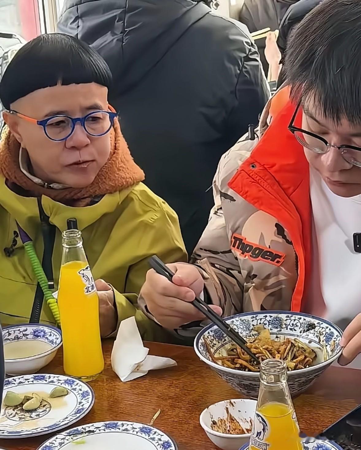 有几个记得她叫啥名字？曾经是儿童节目主持人，年轻时候梳这发型还勉强接受，现在