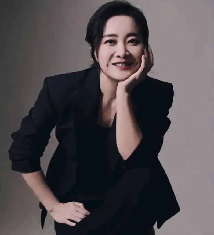 43岁贾玲“消失”一年后，携自导自演的反传销题材电影《转念花开》霸气回归，影片根