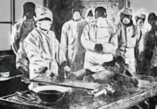 1941年，日本731部队的军医因为好奇，就把活人绑在柱子上，抽掉他一半的血，再