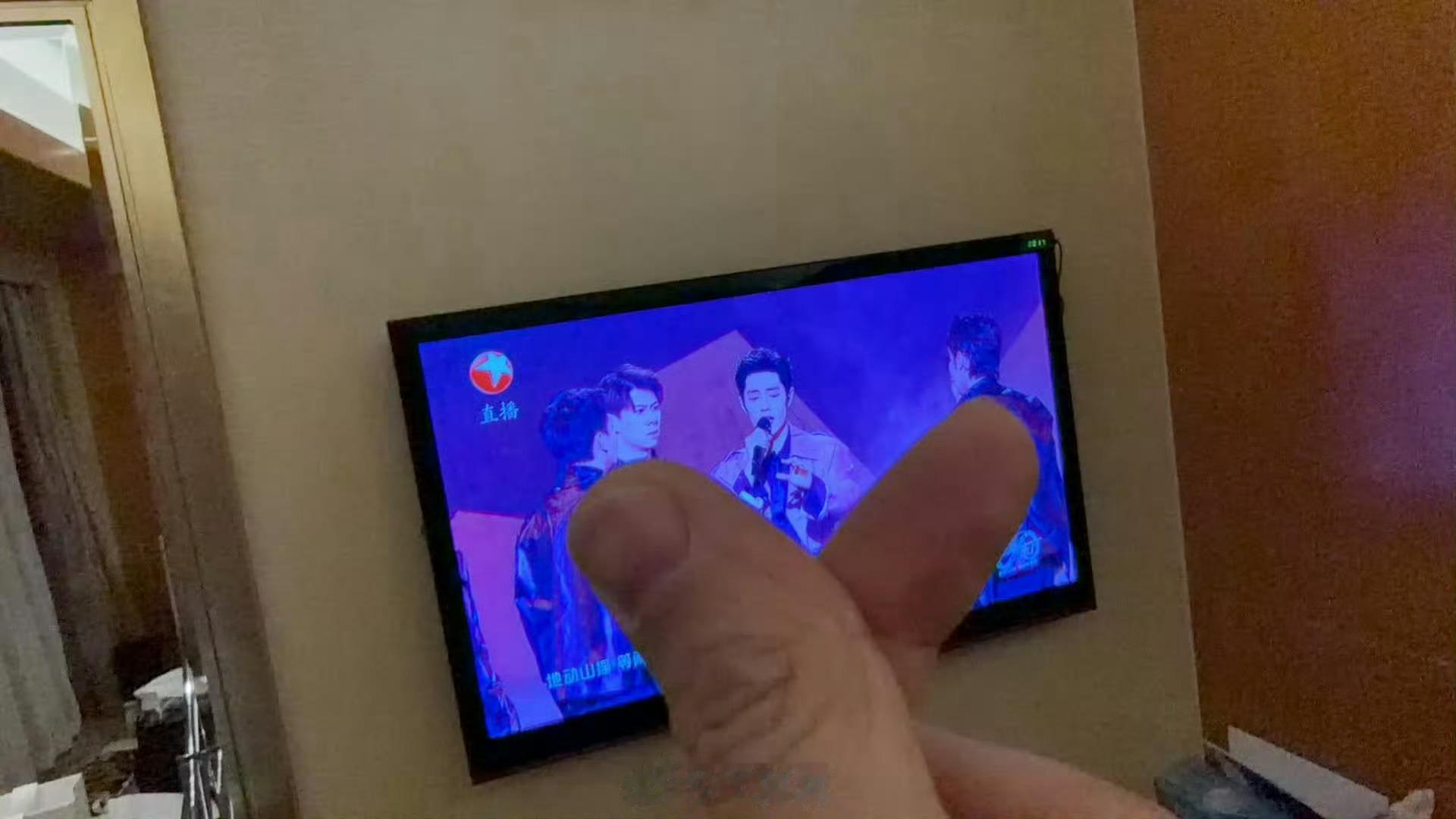 王彦霖对肖战比心论这个肖战给王彦霖钓成翘嘴了，哈哈哈哈哈不过谁遇到肖战都嘴角上扬