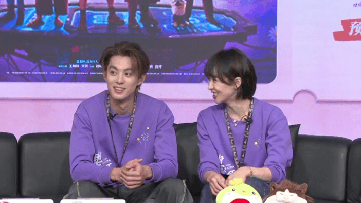 王鹤棣宋茜听到警报声的反应默契度拉满！警报一响两人秒变“木头人”，同款懵圈脸太