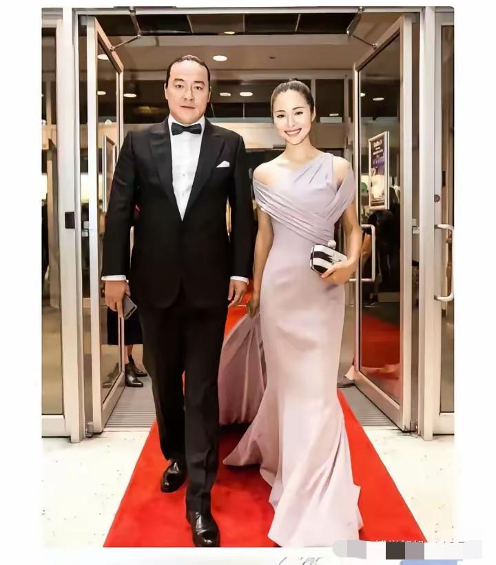 谁能想到！一直把日子过成诗的江一燕，居然悄咪咪官宣离婚了！之前只知道她跟赵