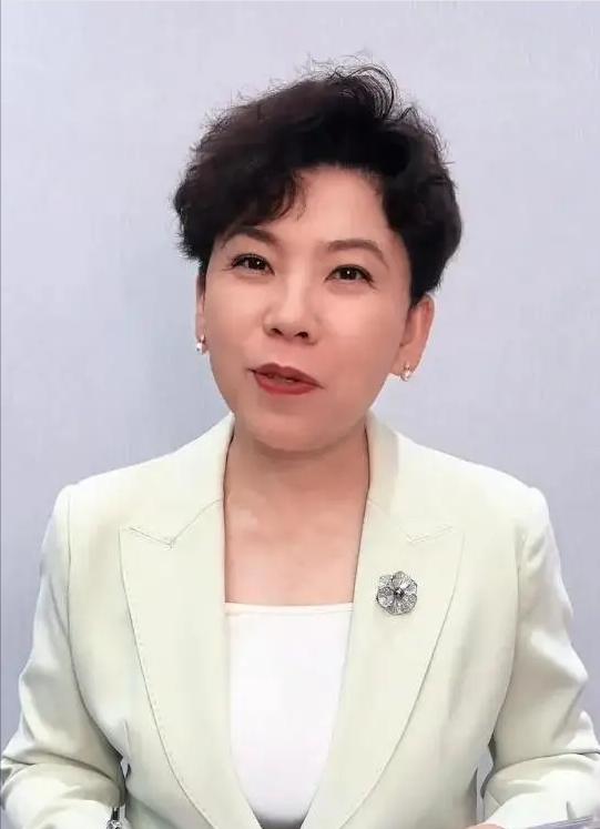 王曼昱4-0零封张本美和：邓亚萍用了3个完美来点评！进攻完美曼昱可以说是完