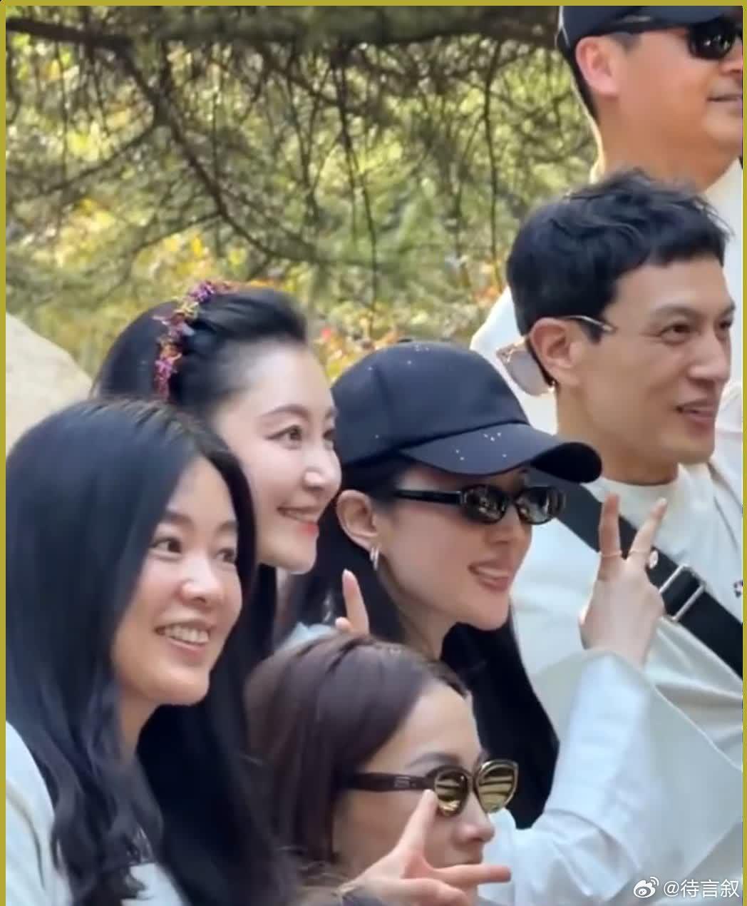 奔四刘亦菲回北电聚会，衬衫棒球帽嫩成学妹，合照一出网友全惊了​