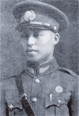 这是抗日空军英雄高志航在担任中央航空学校教官期间的军装照。高志航原名高铭久，是