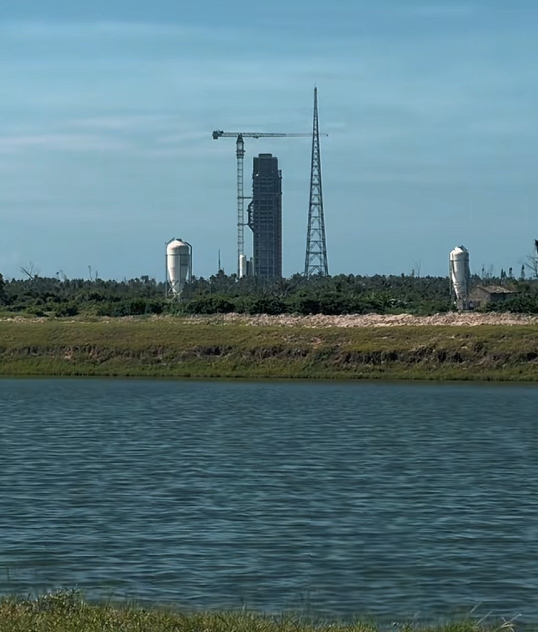 中国载人登月301工位已完成第一个避雷塔安装工作，到年底工位建设工作应该能进到