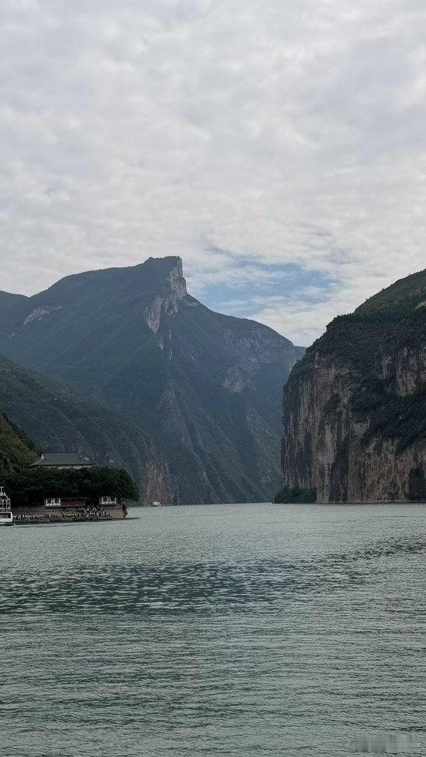 在白帝城.瞿塘峡景区，坐了一段轮船，在三峡建设之后，三峡不再有险，只有高峡出平湖