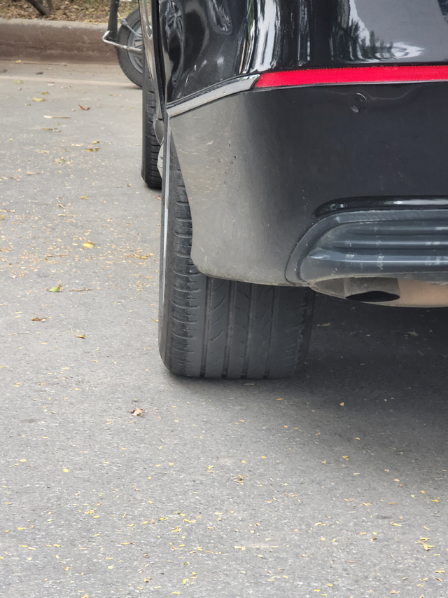 发现一个严重的问题这十代雅阁9.5万买的朋友的。今天洗车时发现后轮外八字现