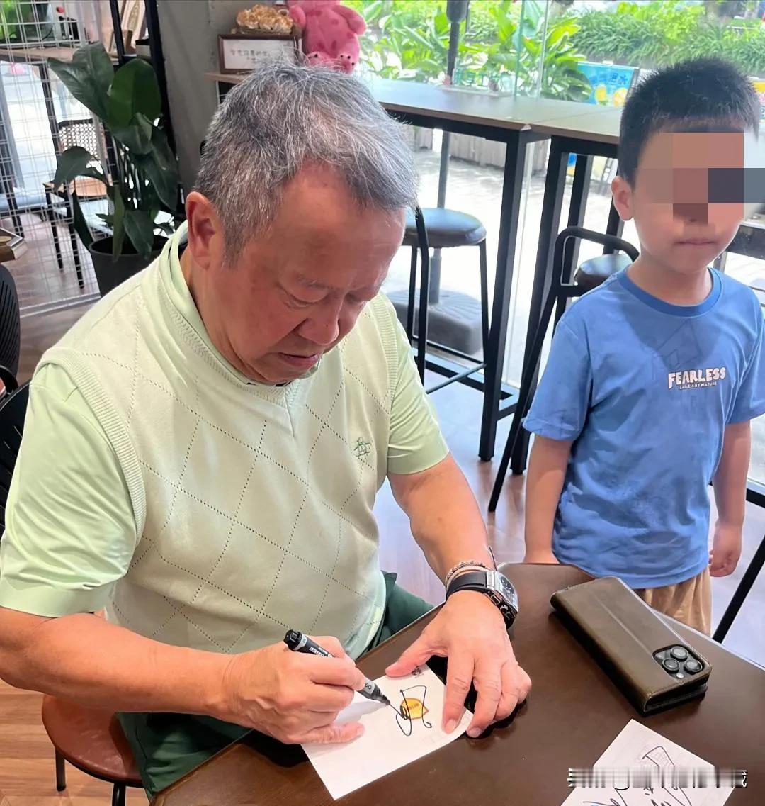 近日，曾志伟独自到广东江门游玩，头发花白的72岁曾志伟身穿一身绿色装现身江门开平