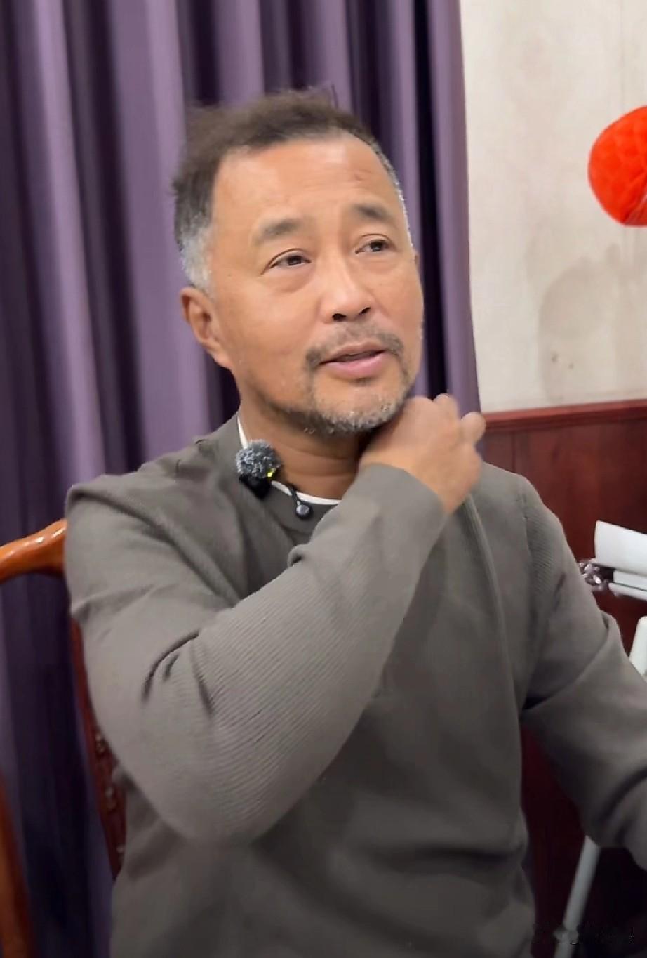 沈巍真是给耽误了，那么好的人才怎么睡马路了那，不知道他当年经历了什么让他变成那样