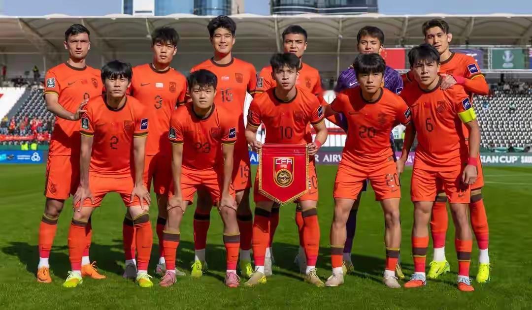 国足输日本：30年老球迷彻夜难眠，得出2个结论！第1个结论就是：