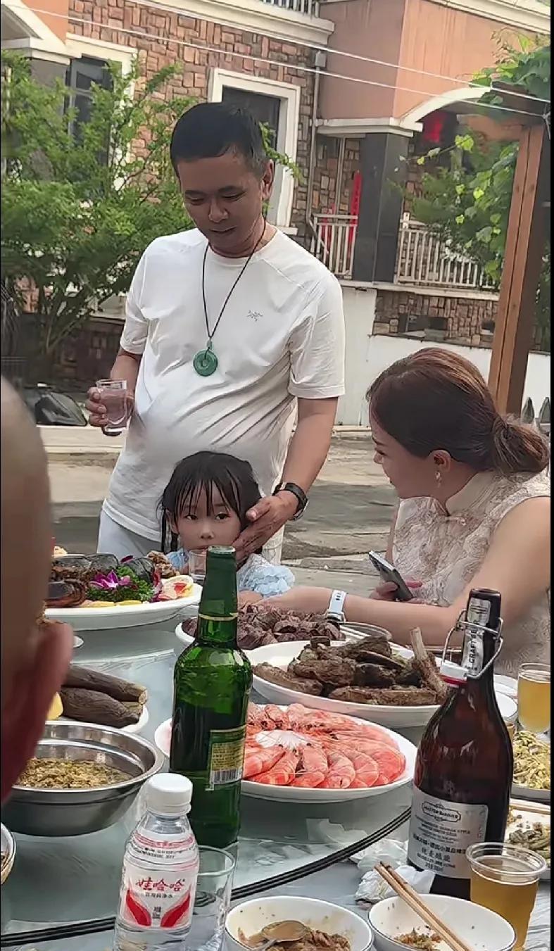 雪大带着孩子和父母，专程从长春坐高铁到黑龙江通河给辛爸过生日，并送给辛爸一块翡翠