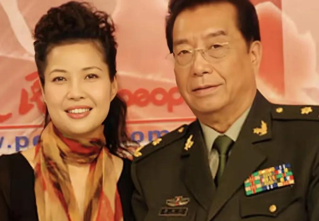 某种程度上来说，梦鸽24岁结婚，30岁才生下儿子李天一，并不是因为想要拼事业，不