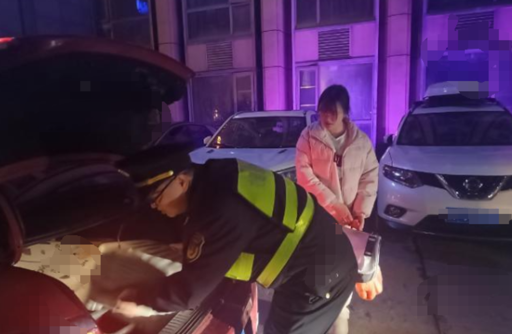 这两个交警火了！！湖北十堰的深夜，俩交警处理完事故往回走，在高速口瞥见个白衣女生
