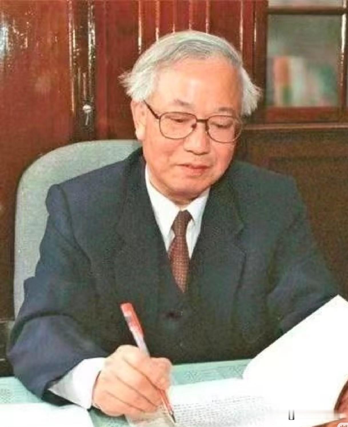 那时候，要想整倒姚迁，不过是汪海粟动动嘴皮子的事儿。材料转了一圈，人人都忙着