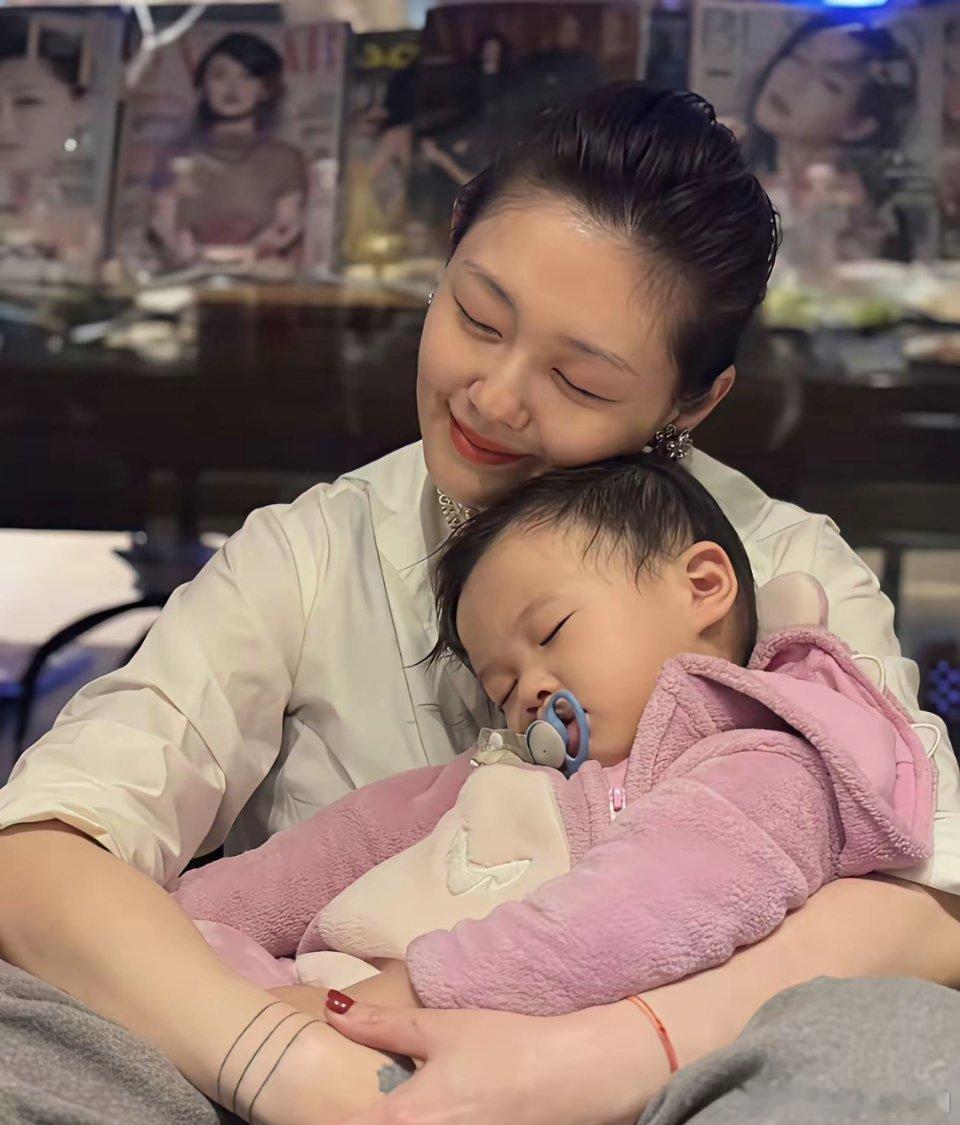 大S对孩子的爱胜过所有的母亲，大S结婚之后经历了三年时间才生下了小玥玥，