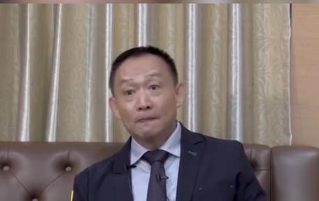 真是一记响亮的回旋镖！当年卢麒元天天喊着要管住“资本外流”、征收离境税，多少人觉