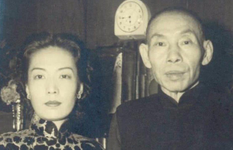 杜月笙夏天的时候，买了一台电风扇，请黄金荣和张啸林过来体验一下，三个人喝着凉茶，