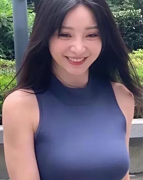 43岁柳岩腰臀比0.7，她扔掉体重秤，用杠铃雕刻出逆龄曲线。去年采访，她揭穿节