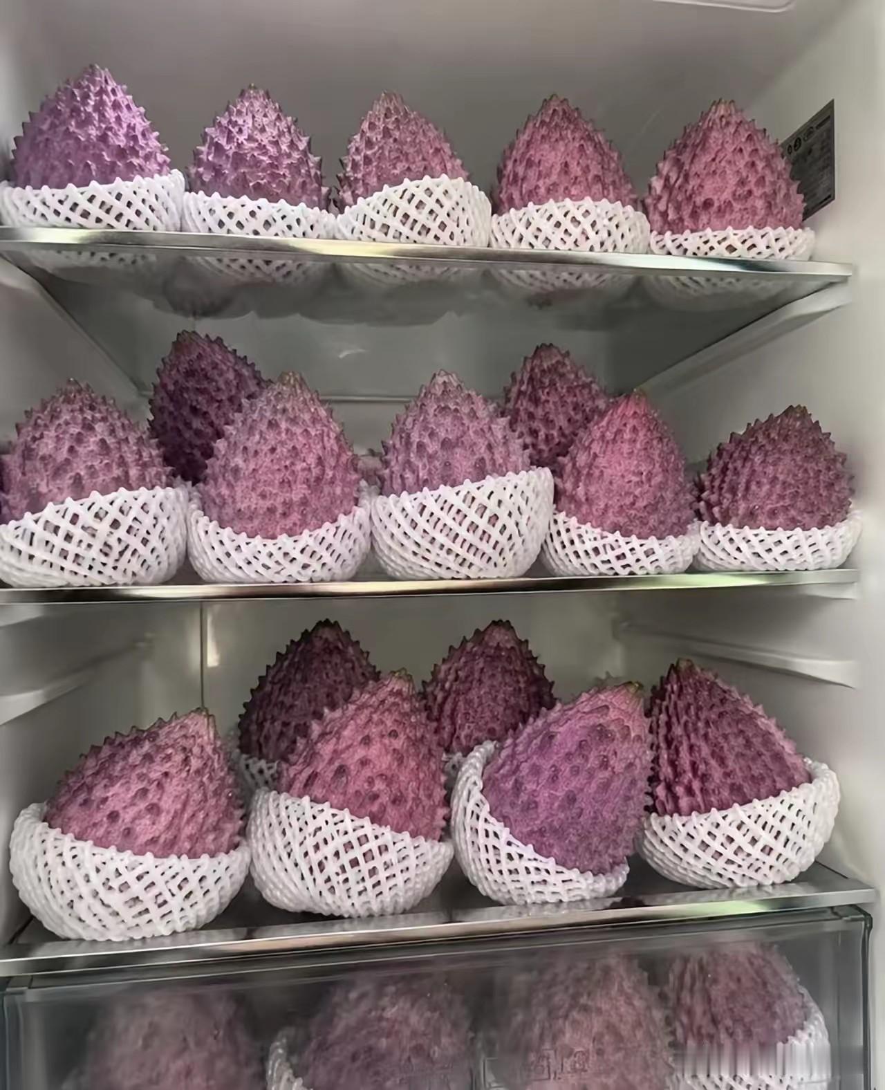 朋友寄来一箱稀罕水果，外皮紫乎乎带尖刺，剥开之后谁认识？朋友远道寄过来一箱