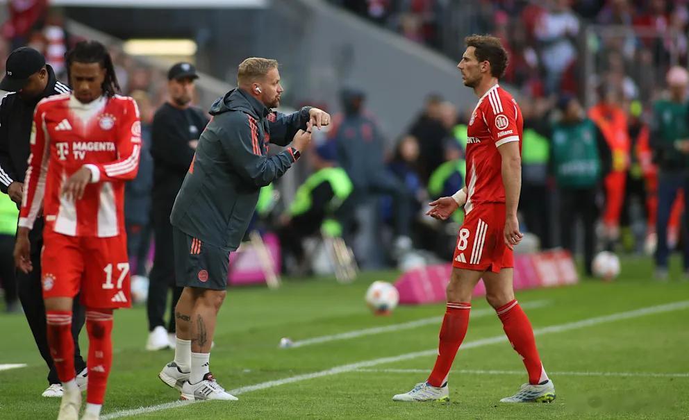 果然就像解说时候提到的，孔帕尼有意识在和斯图加特比赛，让助教丹克斯更多发号施令。