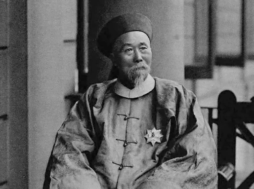 戊戌变法失败后，康有为、梁启超逃走，慈禧震怒，命令李鸿章把康、梁的祖坟给掘了！李