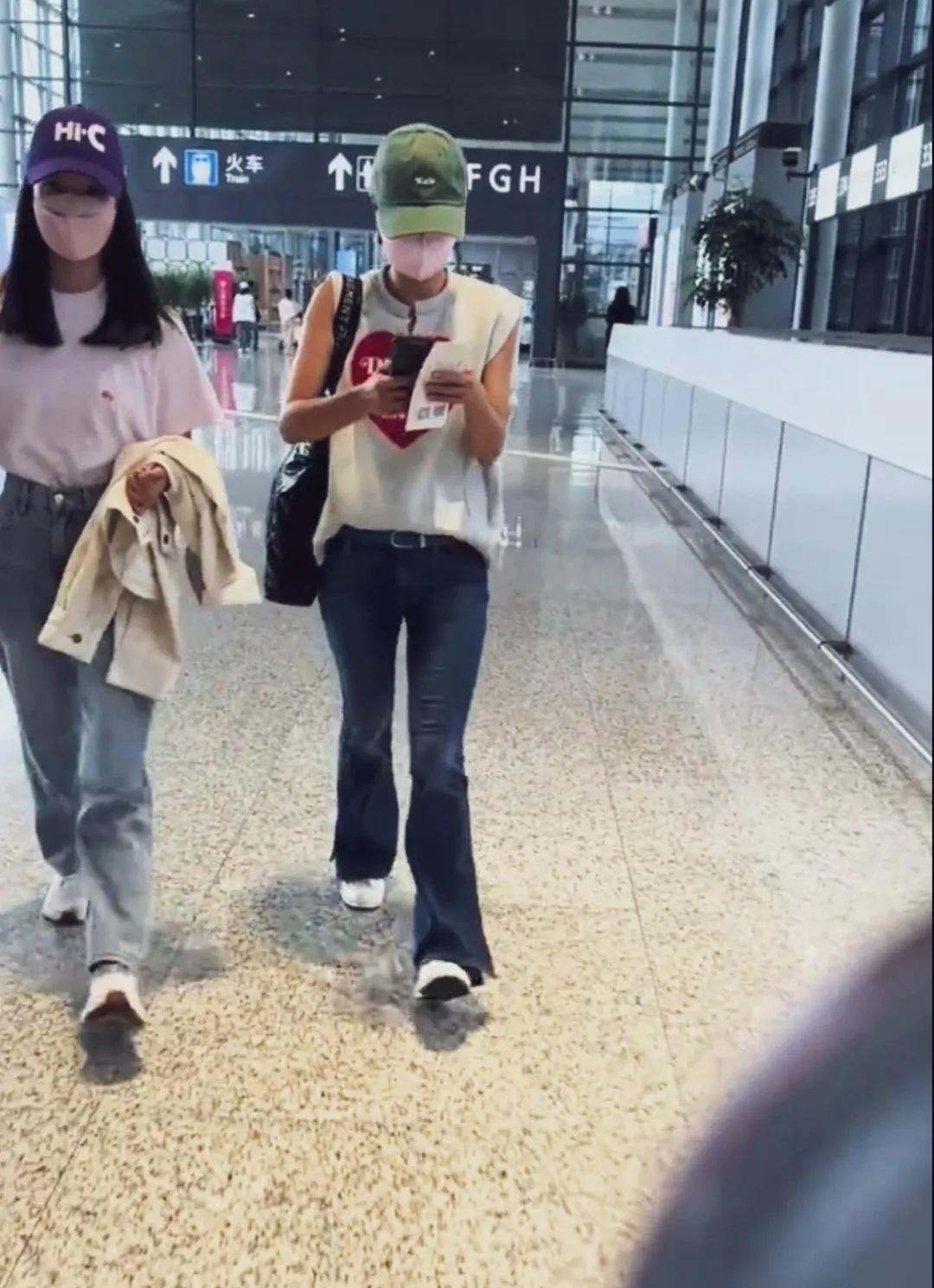 马伊琍与大女儿文爱马机场现身！母女俩口罩戴的很严实！走路匆匆忙忙，马伊琍又干又瘦