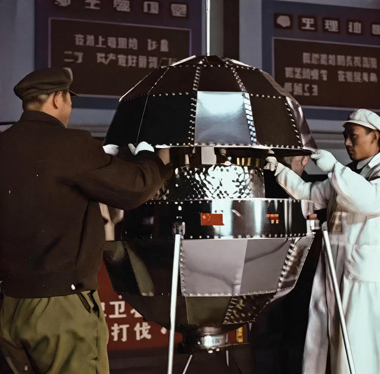 1970年3月21日东方红一号卫星总装出厂，3月26日卫星、火箭经专列秘密运往酒