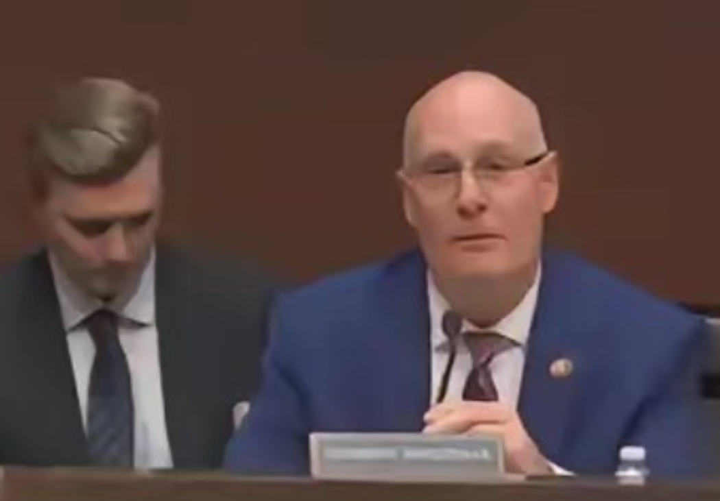 美国众议员：美国向中国出口的芯片，性能只能略高于中国国内能够大规模生产的最先进芯